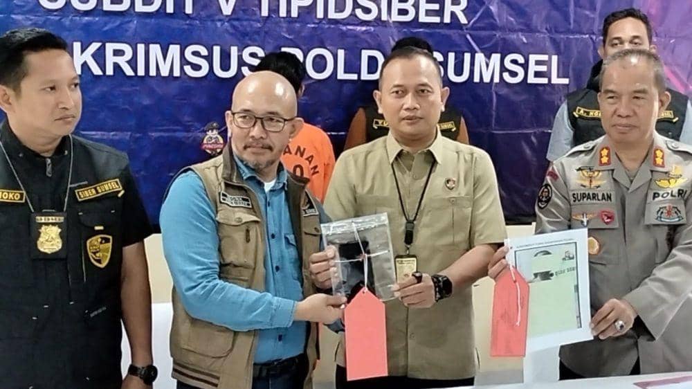 Polisi menunjukan barang bukti yang digunakan tersangka untuk menyebarkan video vulgar korban (Dok: istimewa)