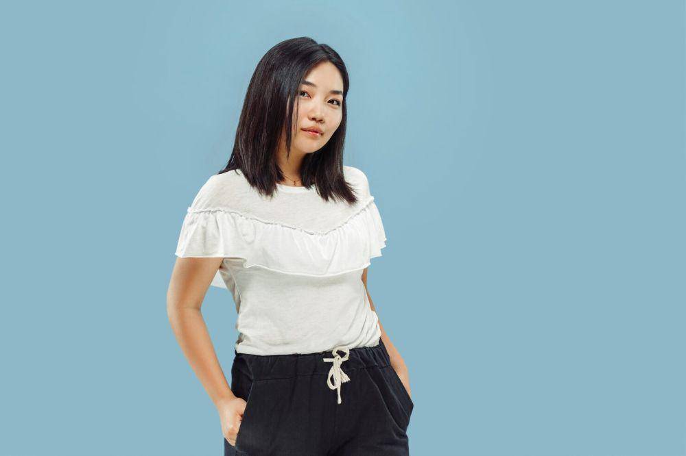 ilustrasi seseorang memakai baju dengan aksen ruffle (freepik.com/master1305)