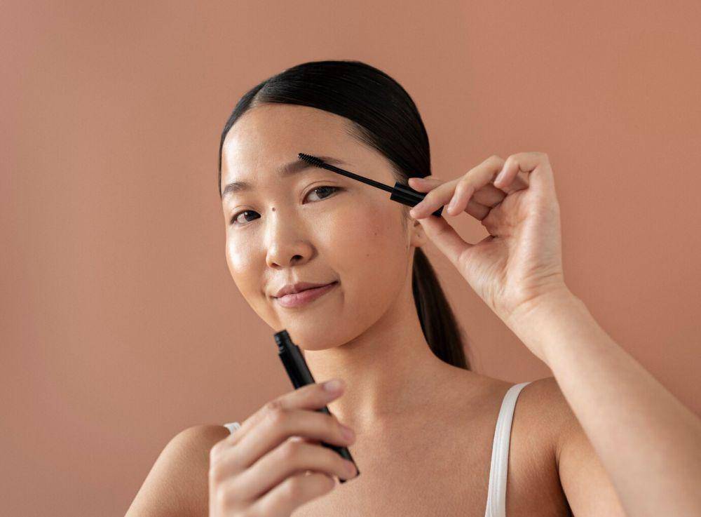 ilustrasi makeup alis (freepik.com/freepik)