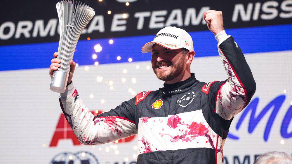 Oliver Rowland memegang trofi juara kedua di E-Prix Tokyo 2024. (twitter.com/Nissan NISMO)