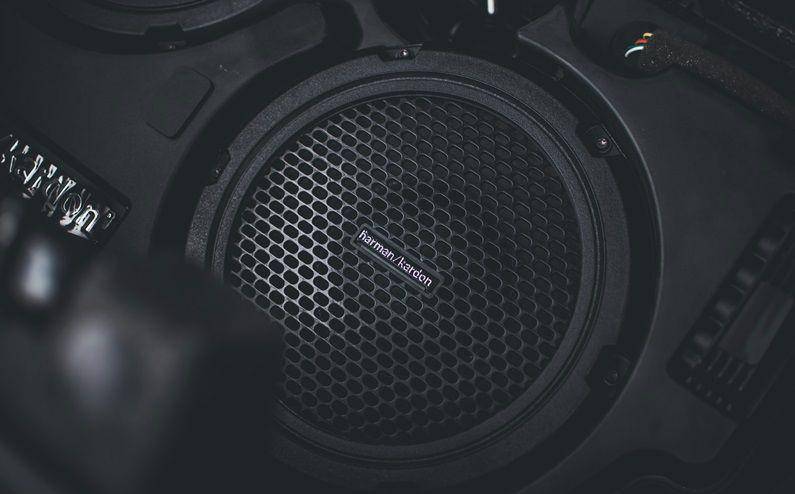 ilustrasi speaker mobil (unsplash.com/Olivie Zemanova)