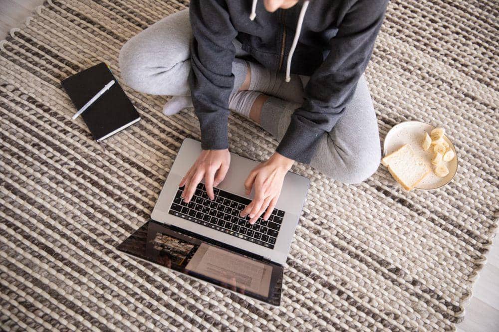 ilustrasi membuat lamaran kerja via email (pexels.com/KATRIN BOLOVTSOVA)