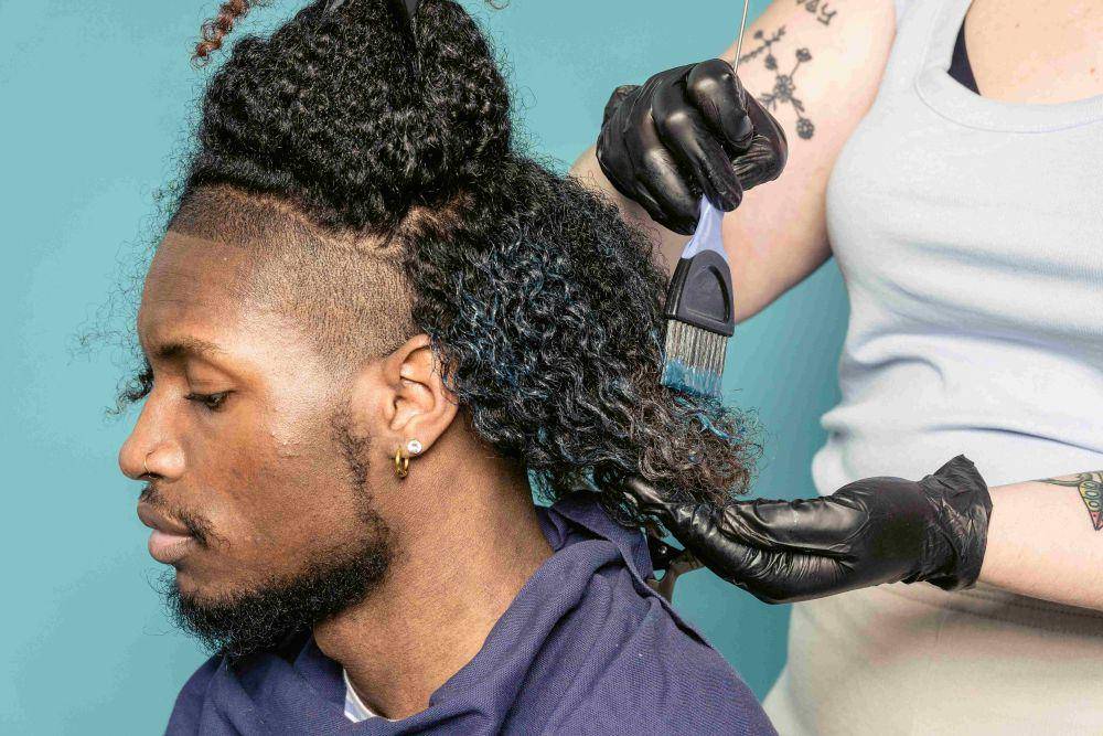 ilustrasi mewarnai rambut (pexels.com/John Diez)