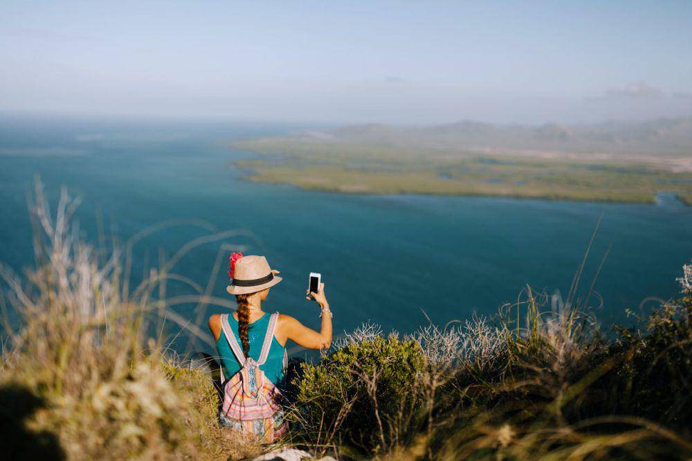 Sarung Bali sebagai alas (Pexels.com/Julia Volk)