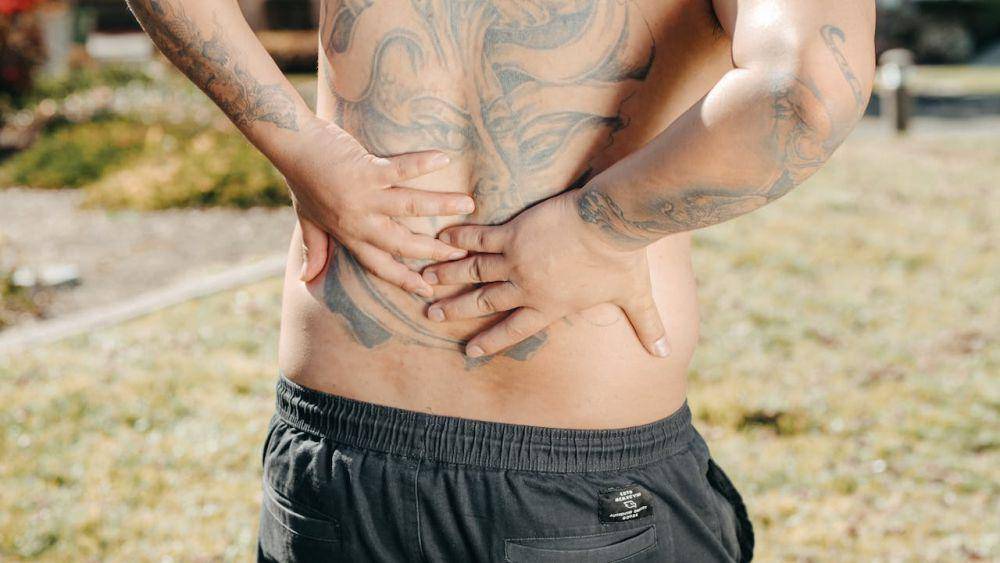 ilustrasi back pain pada pinggang (pexels.com/Kindel Media)