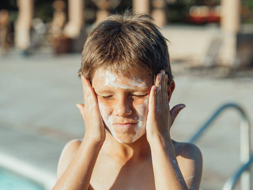 ilustrasi memakai sunscreen (pexels.com/Kindel Media)