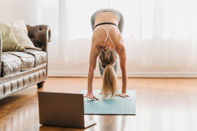 ilustrasi kelas yoga (pexels.com/Marta Wave)