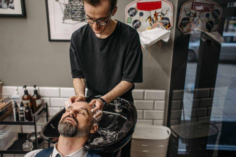ilustrasi mencuci rambut (pexels.com/Pavel Danilyuk)