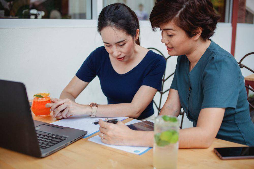 ilustrasi detail membaca surat kerja sama dengan brand (Pexels.com/Sam Lion)