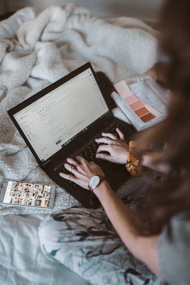 ilustrasi mengirim lamaran kerja via email (pexels.com/Taryn Elliott)
