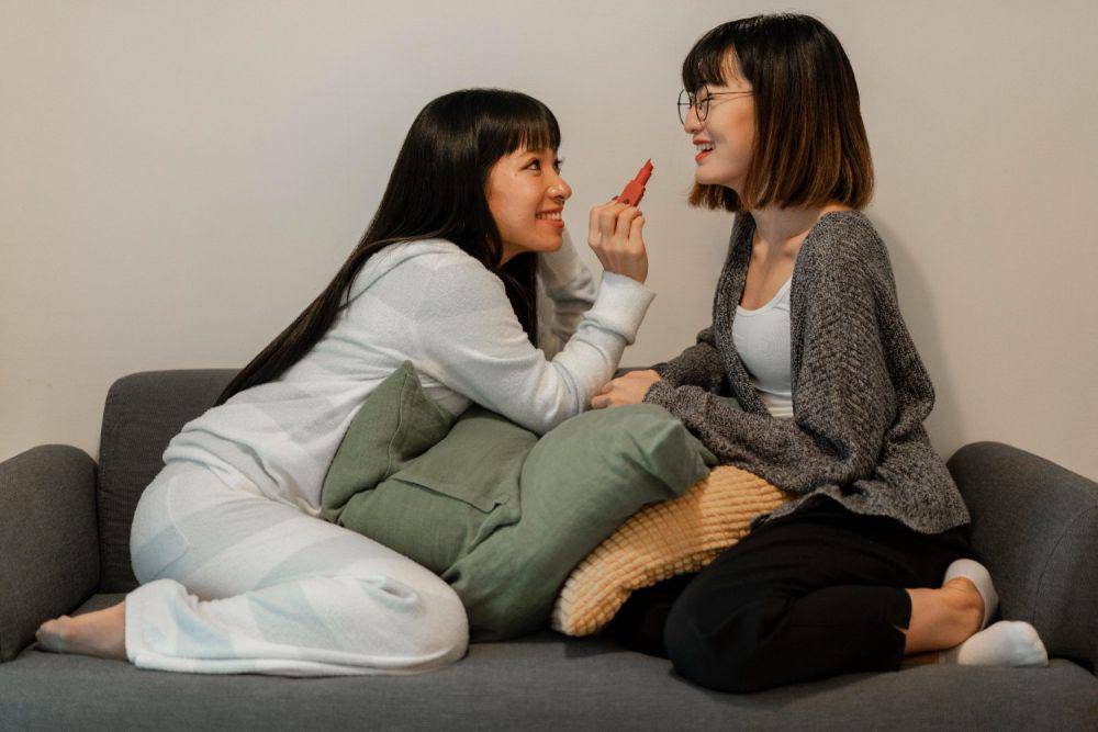 Ilustrasi wanita bercanda bersama di sofa (freepik.com/freepik)
