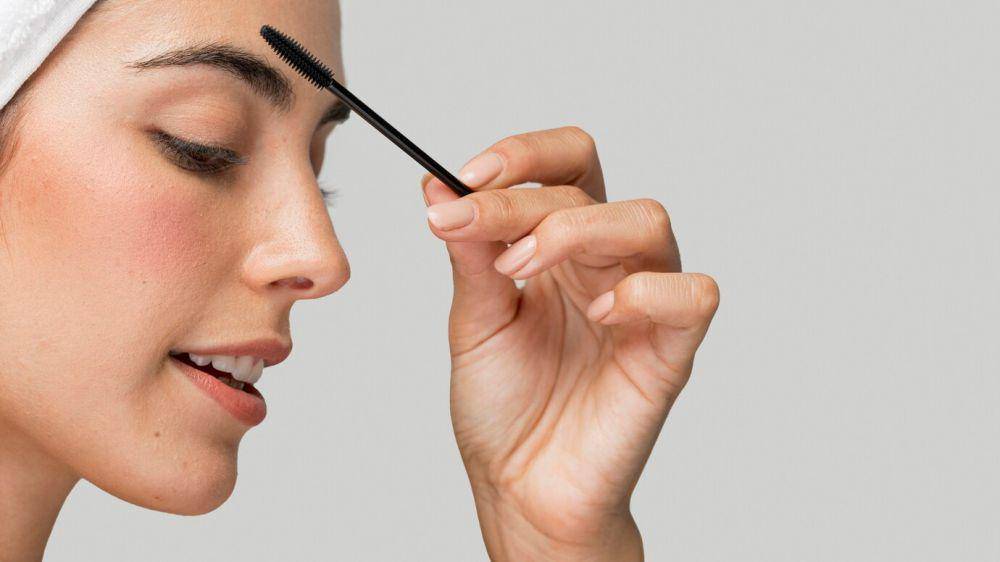 ilustrasi makeup alis (freepik.com/freepik)