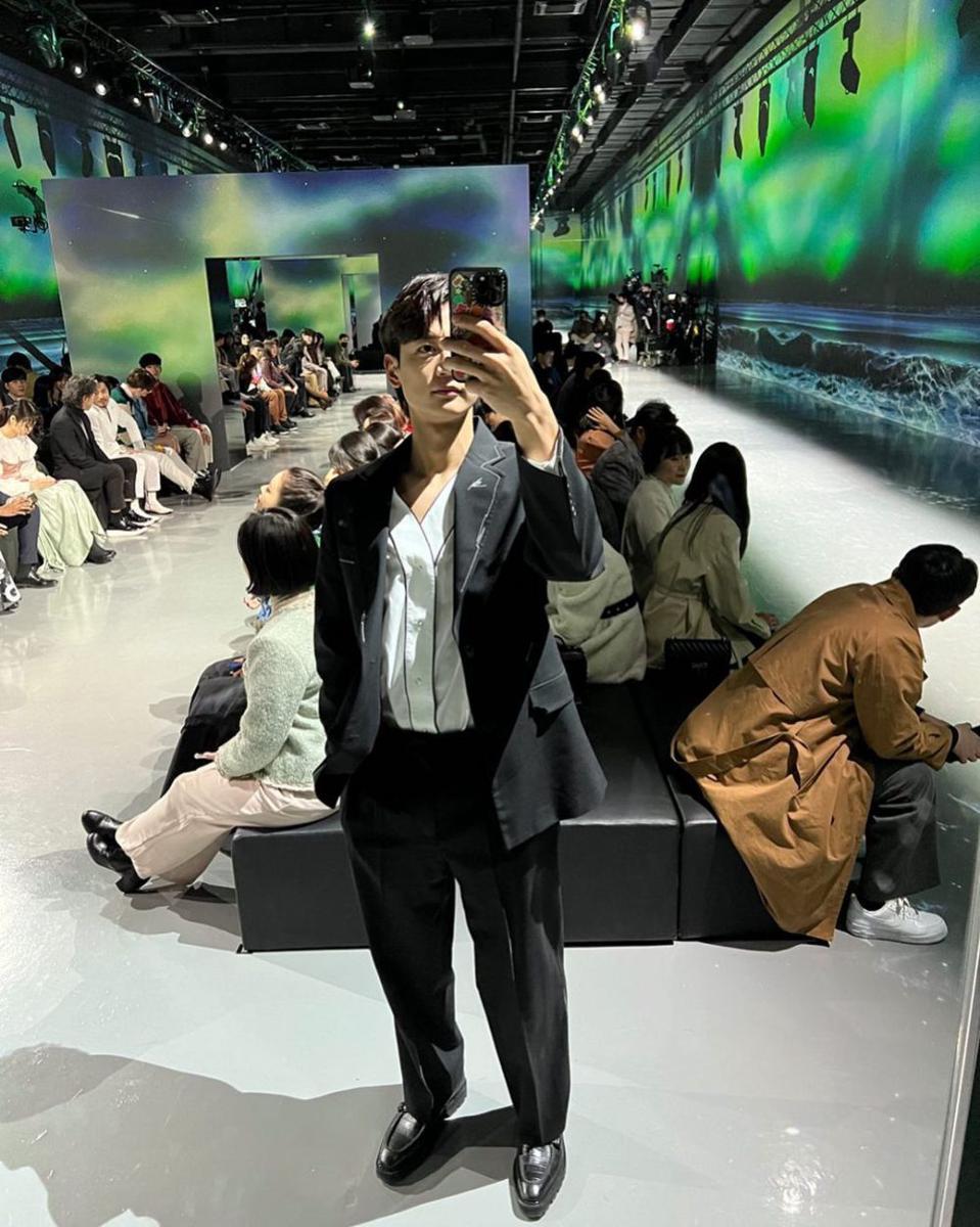gaya mirror selfie Minho SHINee (instagram.com/choiminho_1209/)