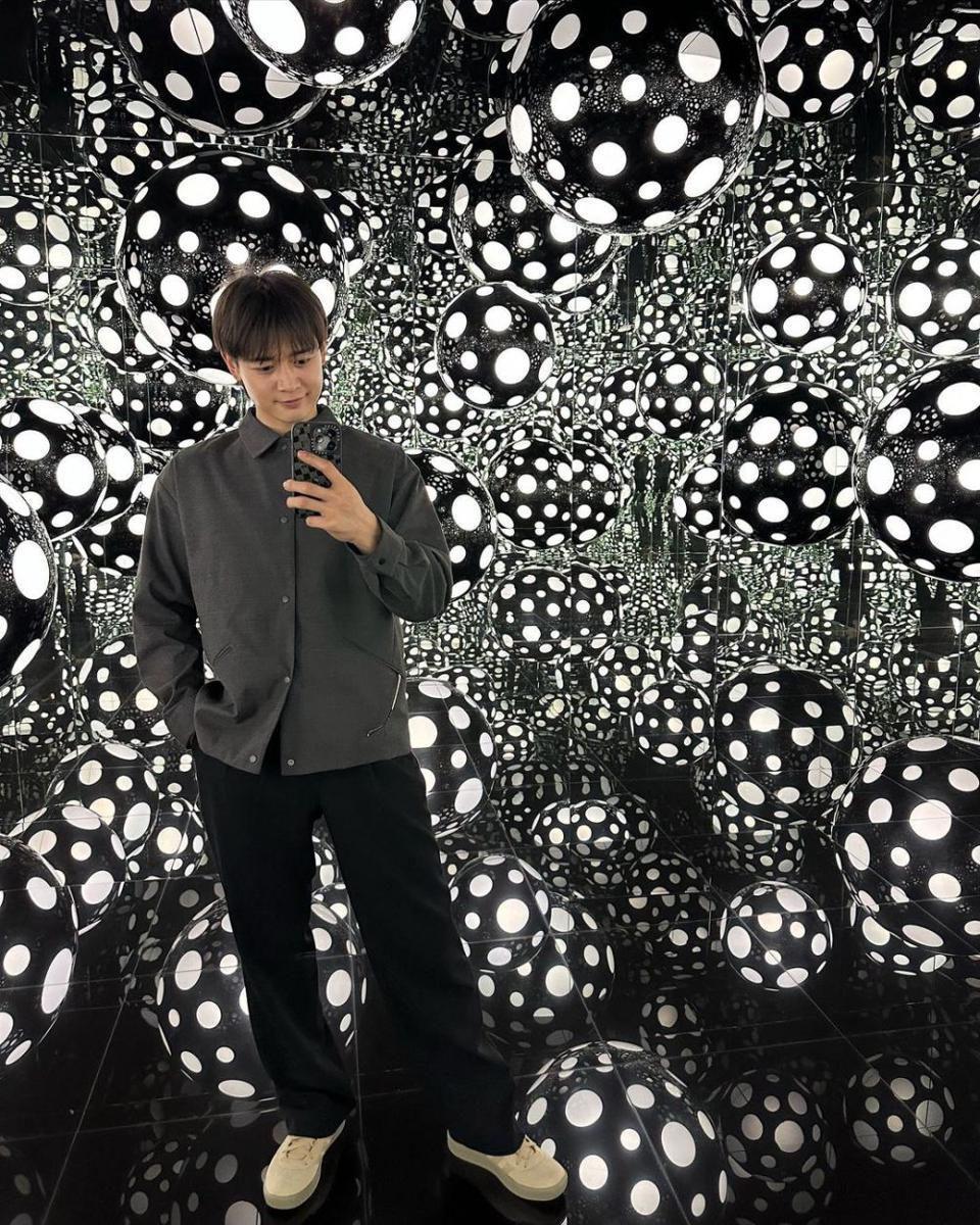 gaya mirror selfie Minho SHINee (instagram.com/choiminho_1209/)