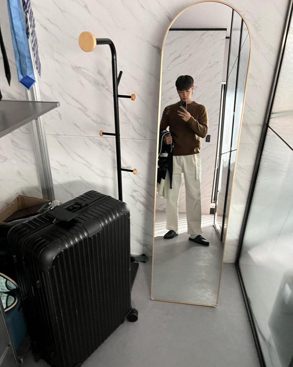 gaya mirror selfie Minho SHINee (instagram.com/choiminho_1209/)