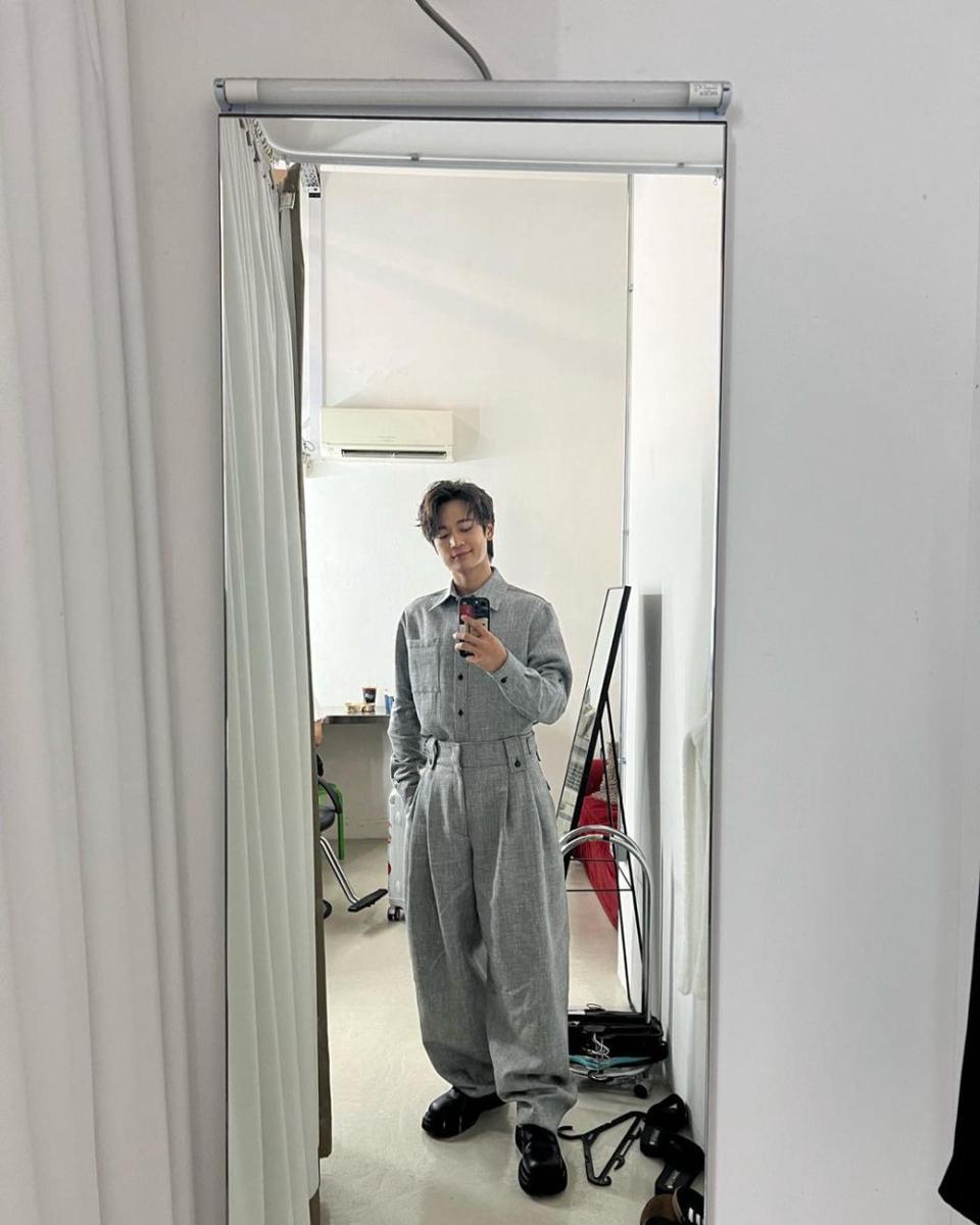 gaya mirror selfie Minho SHINee (instagram.com/choiminho_1209/)
