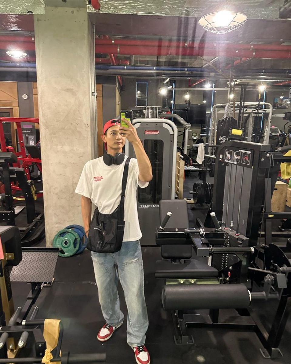 gaya mirror selfie Minho SHINee (instagram.com/choiminho_1209/)