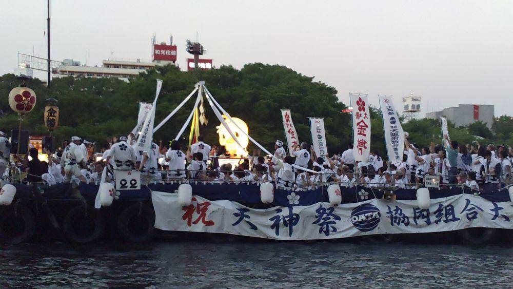 potret pawai perahu Tenjin Matsuri (commons.wikimedia.org/MASA)