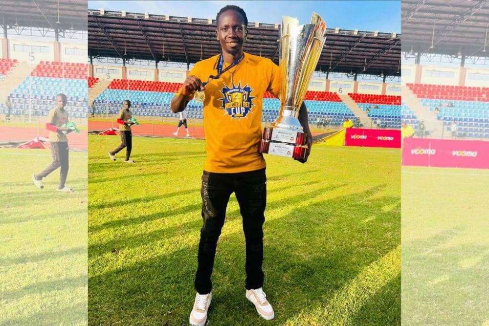 Tito Okello berpose bersama trofi juara Mozzart Bet Cup atau Piala Kenya 2024 yang ia raih bersama Kenyan Police FC. (Instagram.com/okellotito9)