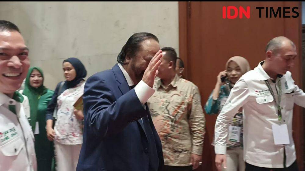 Ketua Umum Partai NasDem Surya Paloh memasuki ruang transit saat menghadiri Mukernas PKB di JCC, Senayan, Jakarta. (IDN Times/Amir Faisol)