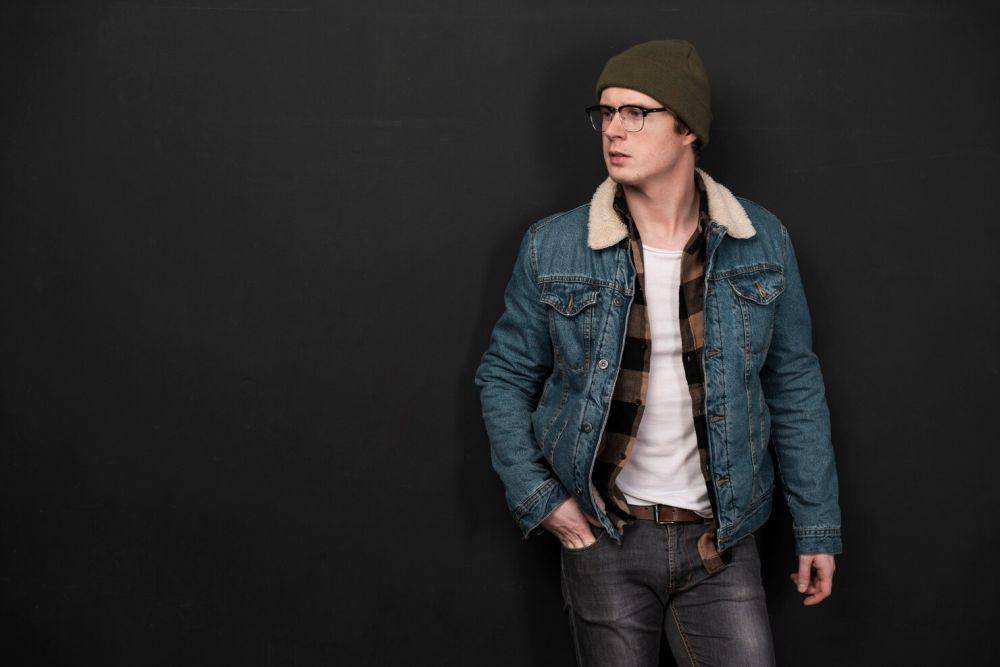 ilustrasi seseorang memakai jaket denim (freepik.com/freepik)