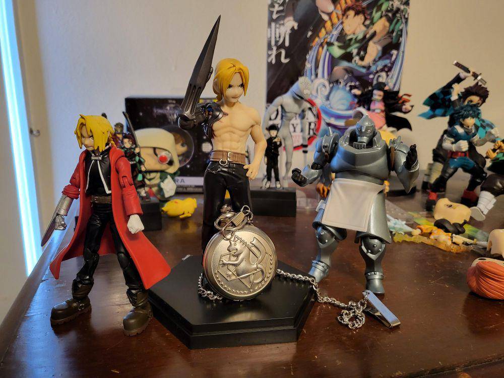 potret koleksi figur aksi Fullmetal Alchemist (reddit.com/user/benganguly)