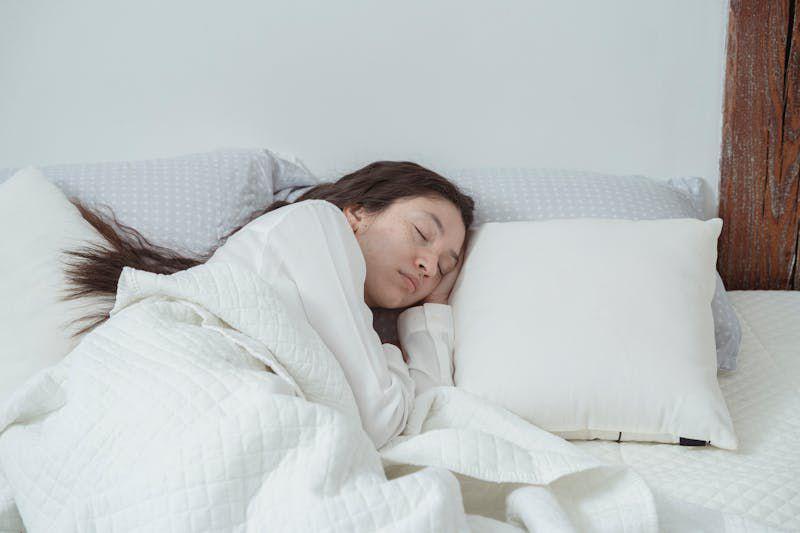 6 Cara Tidur Nyenyak Meski Sedang Ada Masalah, Tenangkan Pikiran