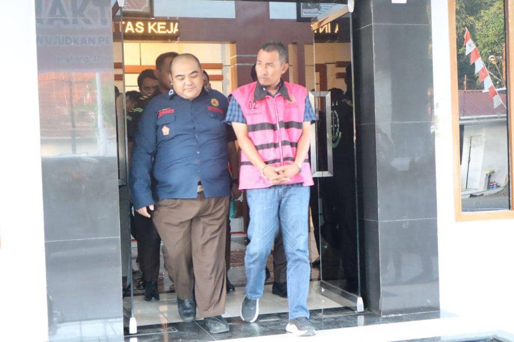 Tersangka kasus korupsi bansos di Wajo. (Dok. Kejati Sulsel)