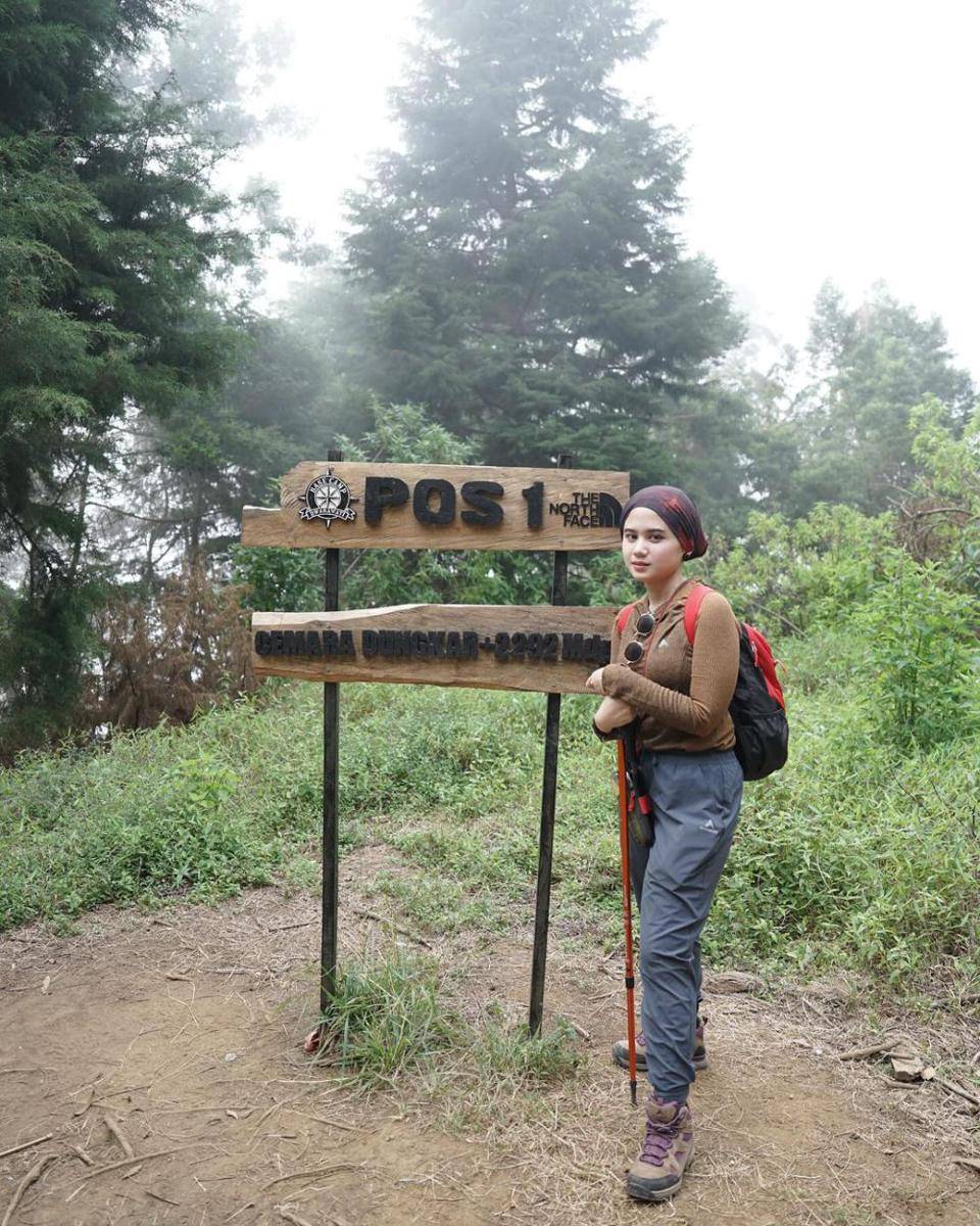 potret Tissa Biani saat naik Gunung Prau (instagram.com/tissabiani)