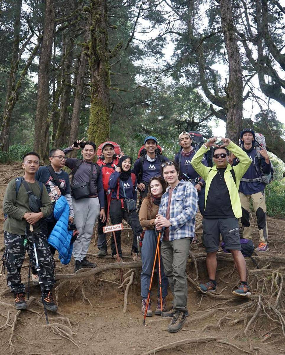 potret Tissa Biani saat naik Gunung Prau (instagram.com/tissabiani)