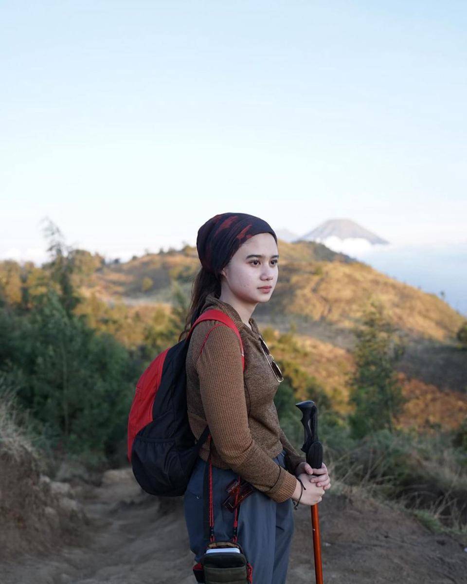 potret Tissa Biani saat naik Gunung Prau (instagram.com/tissabiani)