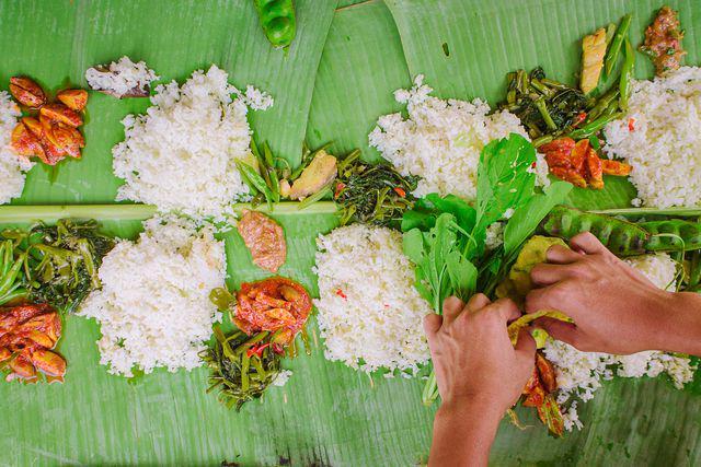 ilustrasi nasi liwet di atas daun pisang (vecteezy.com/Ridwan Saputra)
