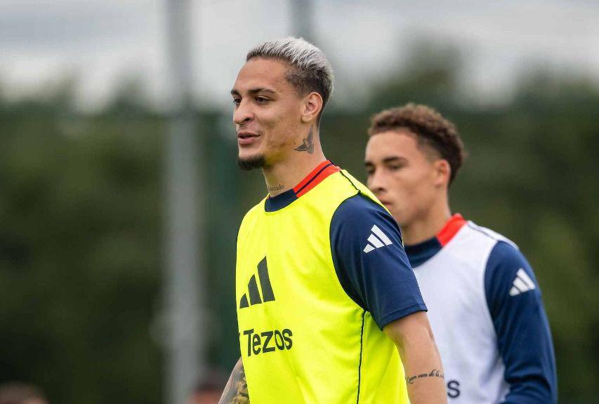 Potret Antony dalam latihan MU. (manutd.com).