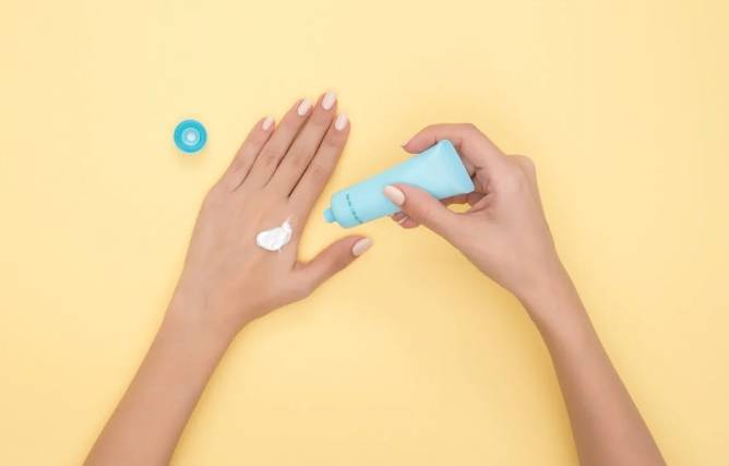 ilustrasi menggunakan sunscreen (pexels.com/moose-photos)