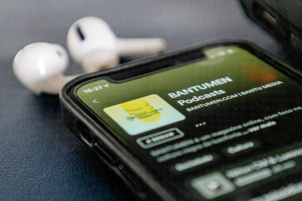 ilustrasi podcast di Spotify (Unsplash/Eddie Pipocas)