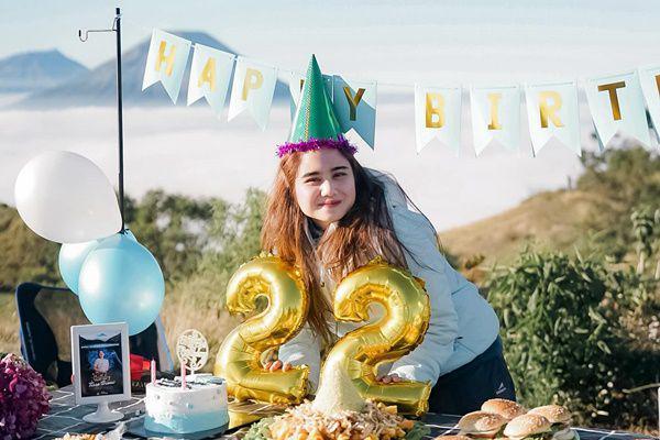 7 Potret Ulang Tahun Tissa Biani ke-22 di atas Gunung Prau