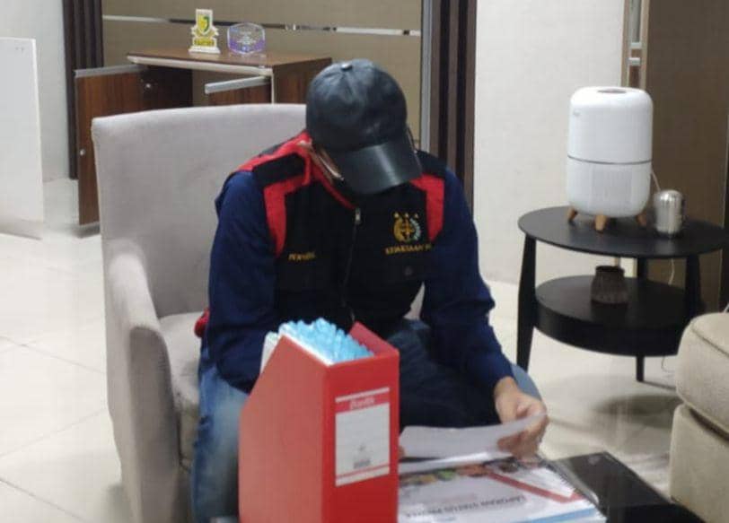 Tim penyidik Kejaksaan Tinggi Jawa Tirnur saat melakukan pemeriksaan di kantor PT. INKA Madiun. IDN Times/ Istimewa.