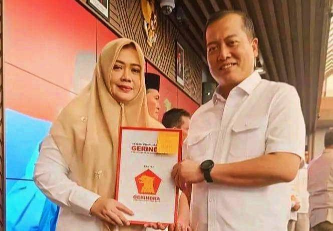 Foto Iqbal-Dinda ketika menunjukan tiket rekomendasi dari partai Gerindra (Dok/Istimewa )