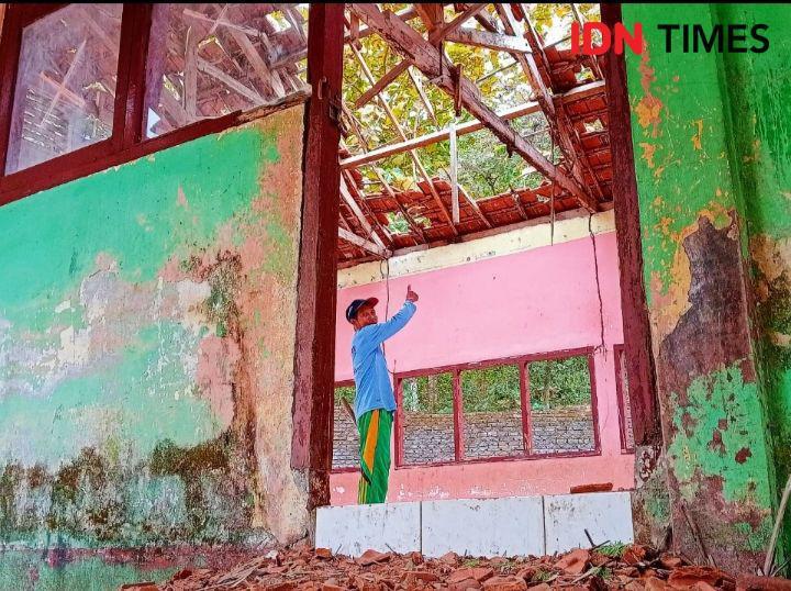 Bangunan Rusak Sudah 5 Tahun, Murid SD di Bima ini Belajar di Musala