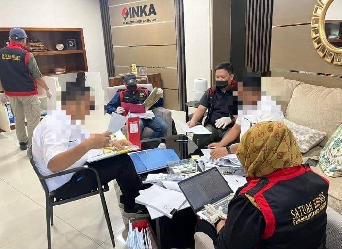Tim penyidik Kejaksaan Tinggi Jawa Tirnur saat melakukan pemeriksaan di kantor PT. INKA Madiun. IDN Times/ Istimewa.