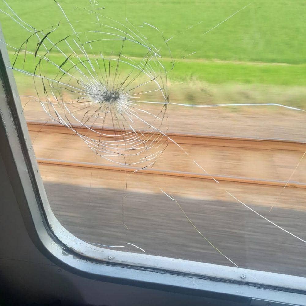 Kaca gerbong kereta api retak dilempari batu. (IDN Times/Dok Humas Daop 4 Semarang)