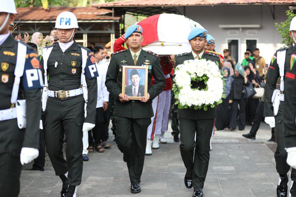 Hadi Tjahjanto Pimpin Upacara Pemakaman Hamzah Haz di Bogor