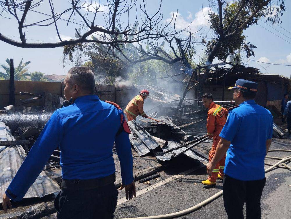 Kios di tepi Jalan Sultan Agung, Kota Bandar Lampung hangus terbakar, Rabu (24/7/2024). (Dok. Dinas Damkarmat Kota Bandar Lampung).