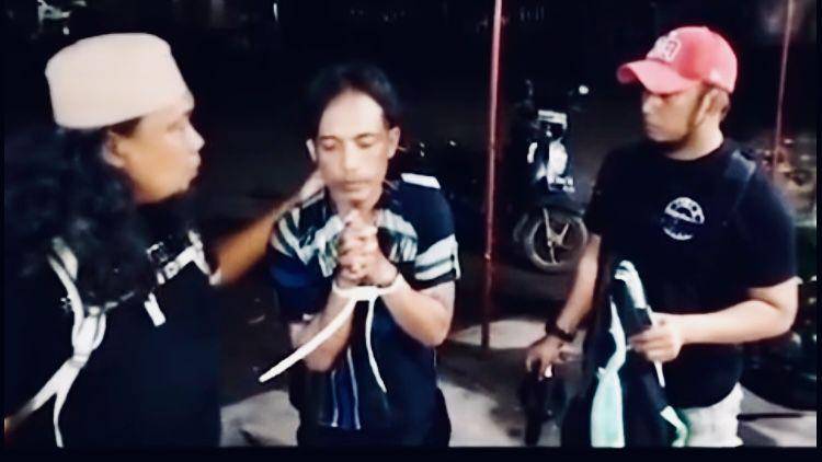Tim Resmob Polsek Panakkukang saat menangkap Agus. (Dok. Polsek Panakkukang)