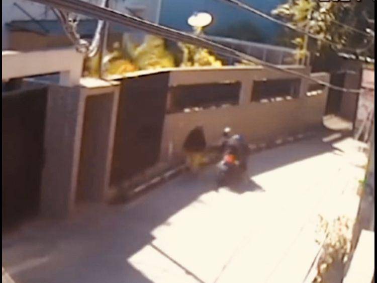 Potongan rekaman CCTV saat Agus melakukan penjambretan di Makassar. (Dok. Polsek Panakkukang)