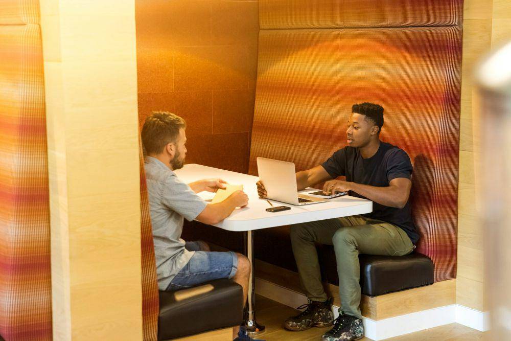 ilustrasi business consultant berdiskusi dengan klien (unsplash.com/Linkedin Sales Solution)