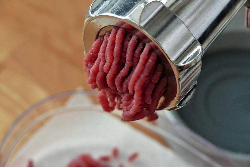 ilustrasi menggiling daging (pixabay.com/HOerwin56)