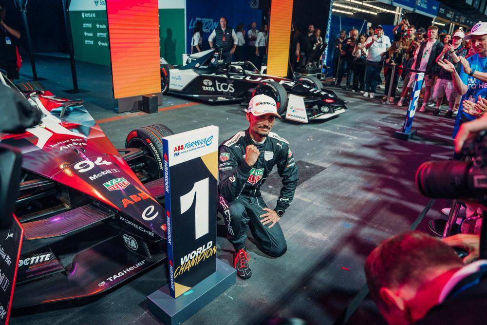 Pascal Wehrlein berfoto di depan mobil Porsche usai mengunci juara dunia musim 2023/2024. (porschesport.com)