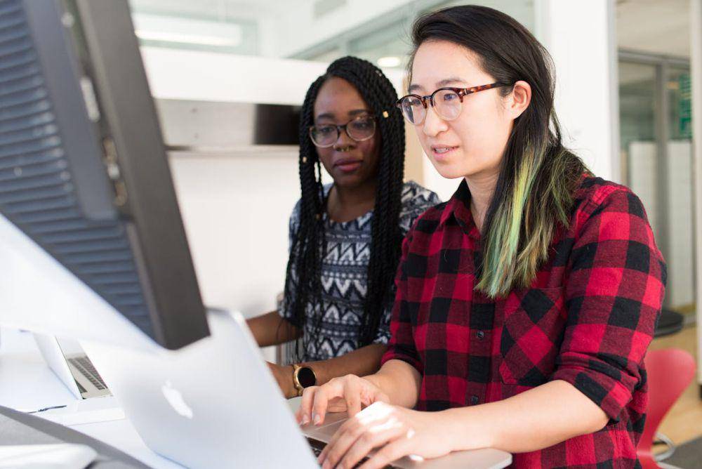 ilustrasi computer support specialist (pexels.com/Christina Morillo)