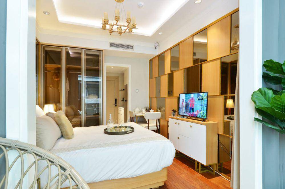 televisi di kamar hotel